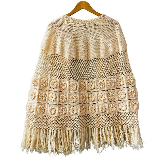 VINTAGE 1970s Handmade Crocheted Cream Wool Cape One Size - Picture 2 of 3